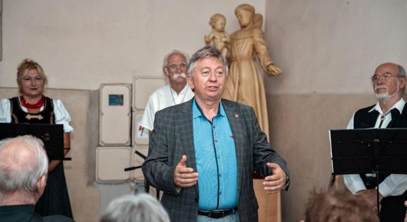 Verssel és zenével a magyarságért  Beszélgetés Molnár Júliával és Tolcsvay Bélával