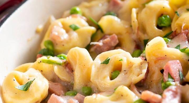 Sonkás, sajtos tortellini összesütve: bolti tésztából készítve gyors ebéd