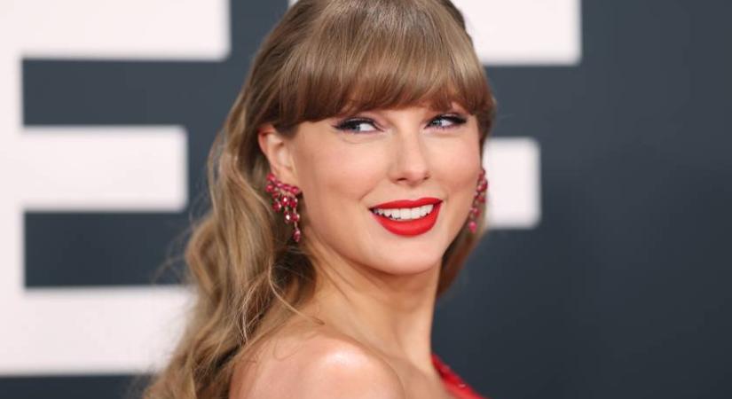Taylor Swift szexi, kövekkel díszített fehérneműben pózolt: nem bízott sokat a fantáziára az énekesnő