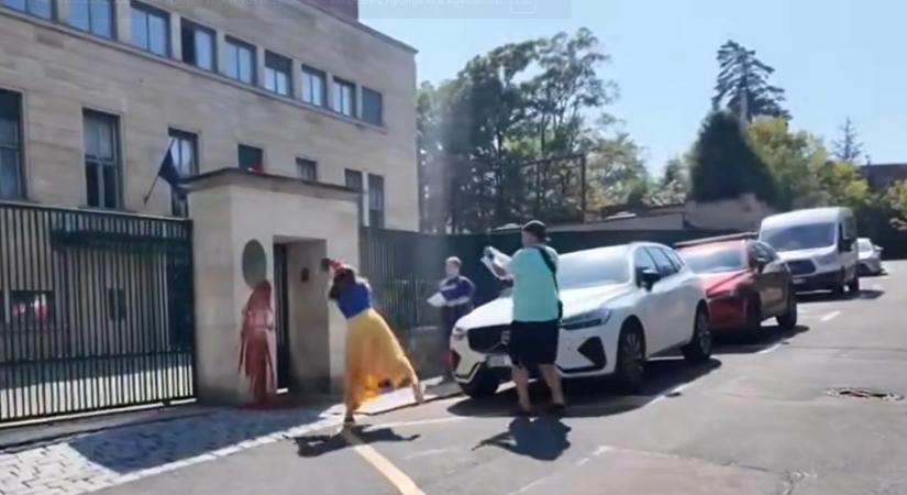 Vörös festékkel öntötték le a prágai magyar nagykövetség falát