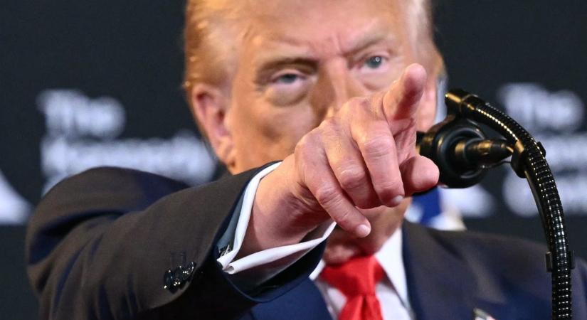 Trump nemes gesztussal lepte meg a csúcstalálkozó előtt Putyint: ilyen ajándékra senki nem számított