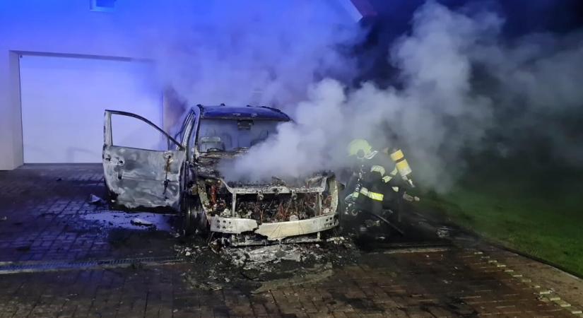 FOTÓK: Szénné égett egy parkoló autó, 80 ezer eurós kár keletkezett