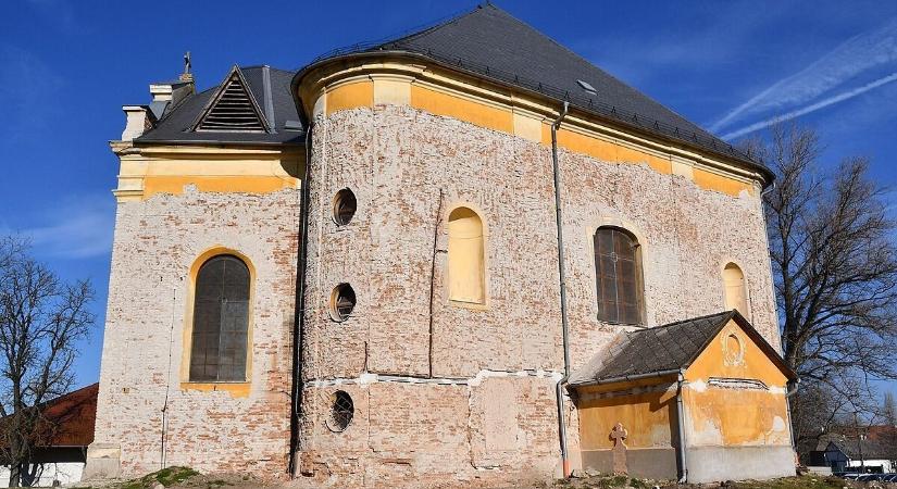 Felújítják az abai katolikus templom homlokzatát: 25 millió forintos támogatás érkezik