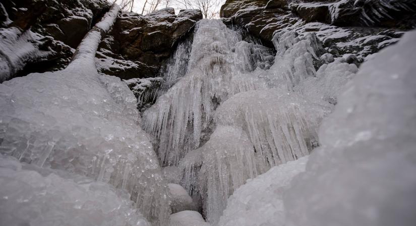 Óriási jégcsapokká dermedt az Ilona-völgyi zuhatag vize
