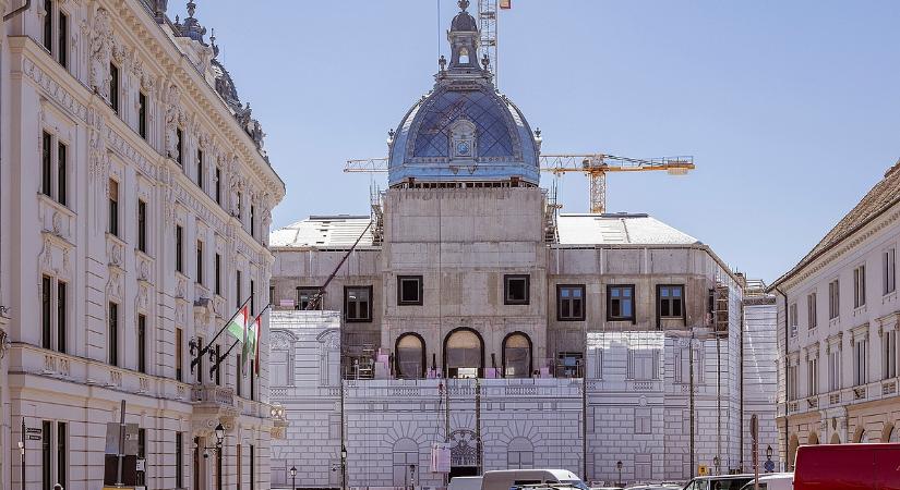 Lassan elkészül a budai várnegyed ikonikus épülete