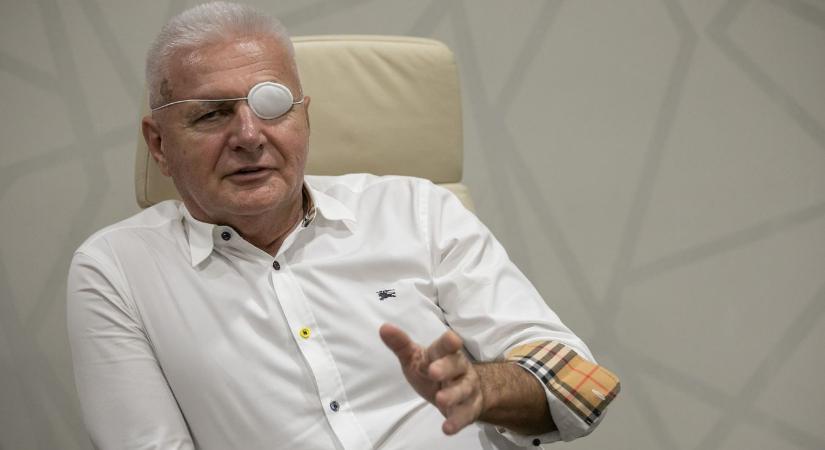 „Nagy botrány lett abból, hogy kiejtettem a számon: a cégemre Mészáros Lőrincnek és az érdekeltségeinek fájt a foga” – írja az édességgyáros milliárdos