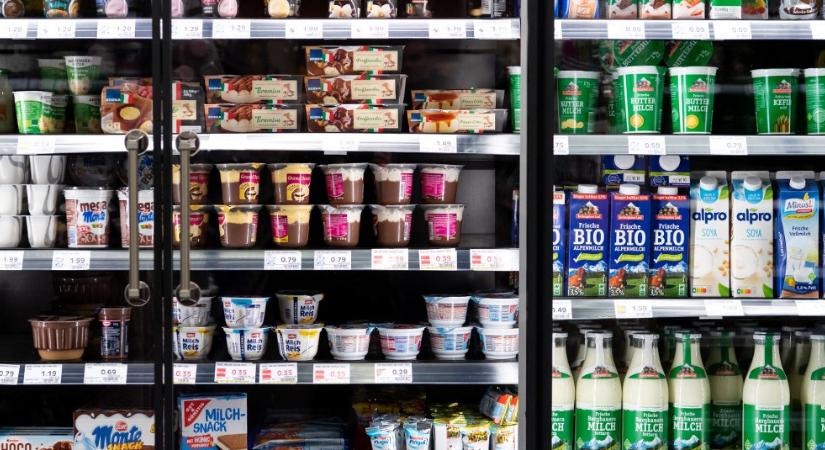 Idős korra súlyos betegséget okozhat, ha lenyalja a joghurt fedelét