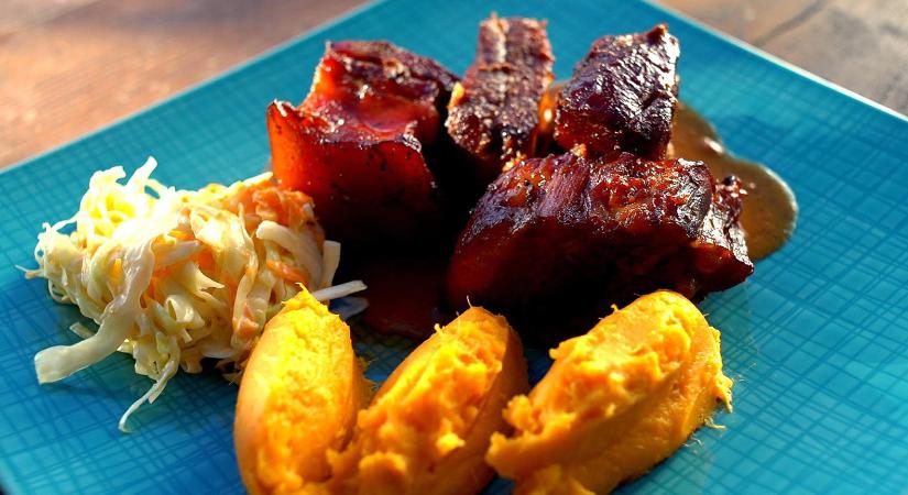 BBQ sertéscsászár batátapürével és amerikai káposztasalátával