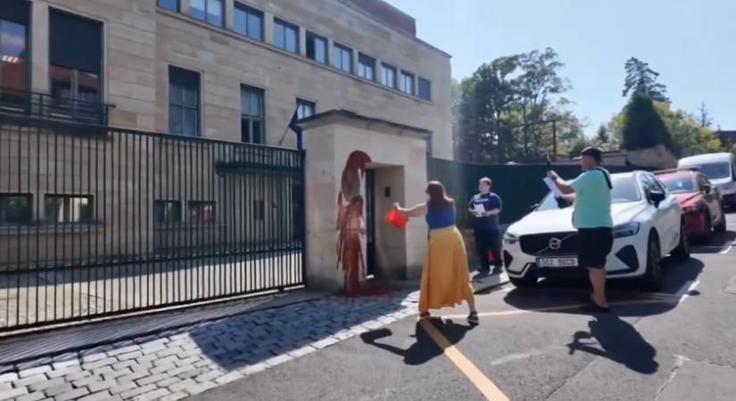Durva incidens a prágai magyar nagykövetségnél – Orbán mondata hergelte fel az elkövetőket