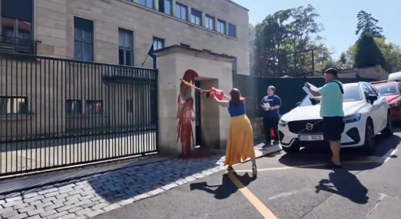 Festékkel öntötték le a prágai magyar nagykövetséget Orbán Viktor nyilatkozata miatt