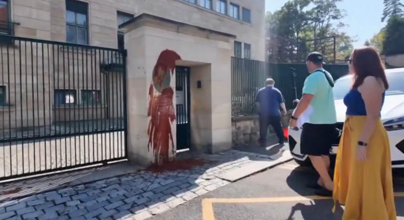 Festékkel öntötték le a prágai magyar nagykövetség kerítését – videó