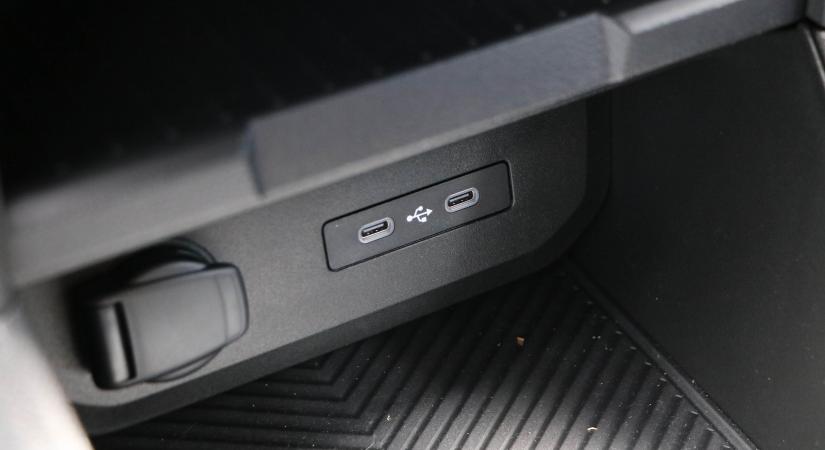 4 dolog amire biztos jó egy USB-csatlakozó a kocsiban, az egyik egész látványos is lehet