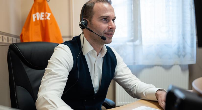 Hollik közszolga ritkán szól, de akkor….: törvény kell arról, hogy minden kütyü mellé tegyenek a boltok egy tacepaot, hogy 6 év alatt nem ajánlott
