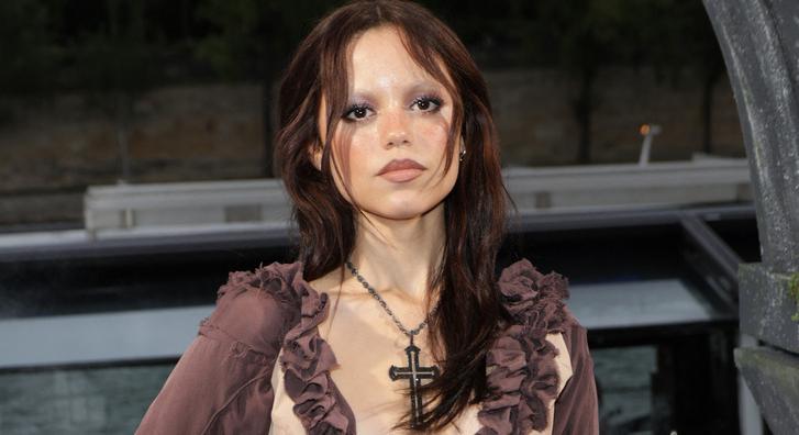 Jenna Ortega a lehető legfurcsább szettben bukkant fel a tengerparton