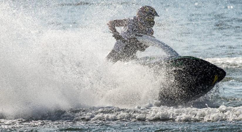Gyilkossági kísérlettel vádolják a jet skis gázolót