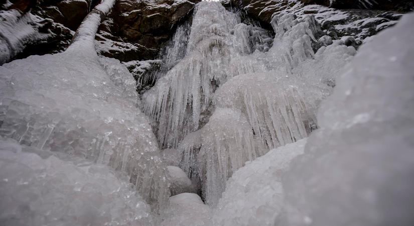 Pár napig élvezhető csoda: különös jégformákat alkotott az Ilona-völgyi vízesés
