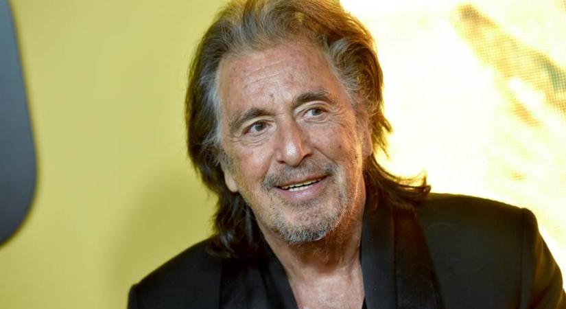 Friss fotókon a 85 éves Al Pacino kisfia: a 2 éves Roman anyjával hintázott