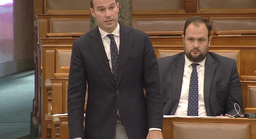 Hollik benyújtott egy javaslatot arról, hogy minden digitális eszköz mellé írják ki, hat éven aluliaknak nem ajánlott