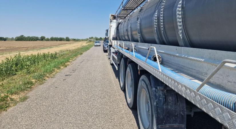 Friss! Megállították Mezőfalván a Hadi úton a fermentlé szállító kamiont (videóval)