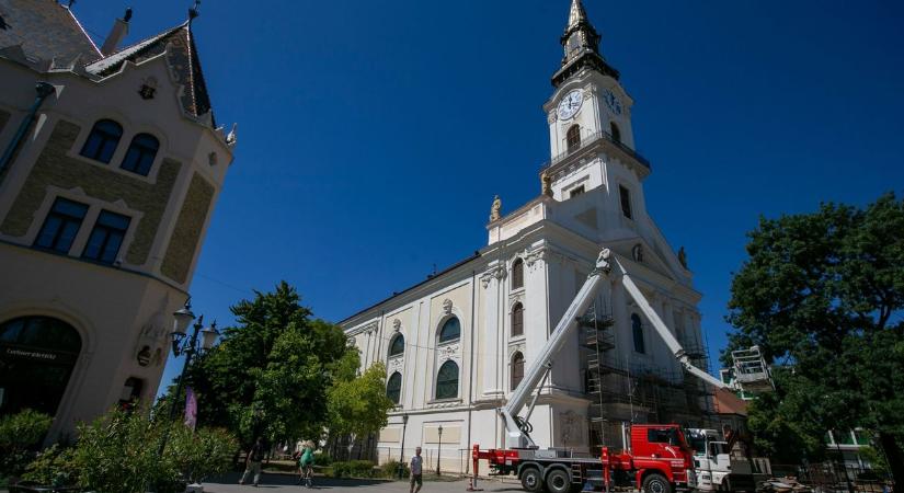 A két nagy szent is hamarosan ott pompázik a megújult Nagytemplom tetején – fotók