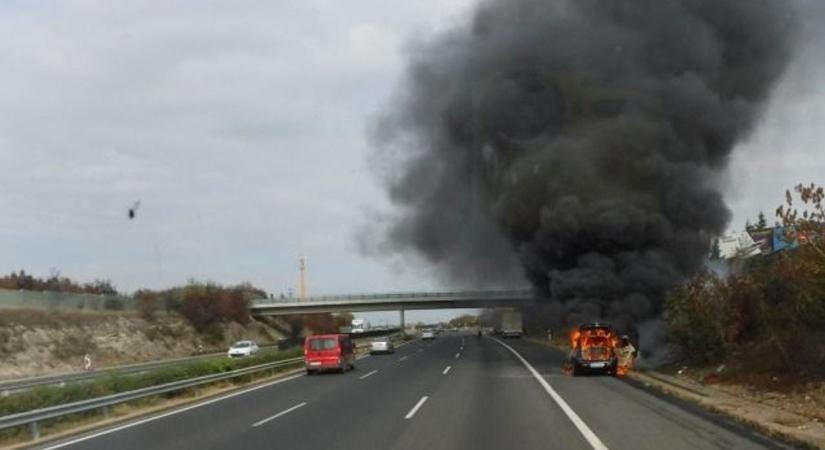 Autó gyulladt ki az M7-esen: jelentős a dugó a sztráda mindkét oldalán