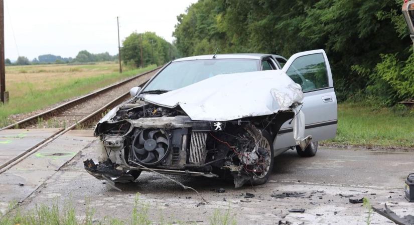 Autóval ütközött a szombathelyi vonat, ketten életüket vesztették