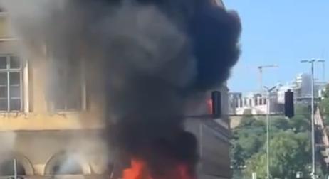 Lángolt egy busz a belvárosban, épületre is átterjedt a tűz