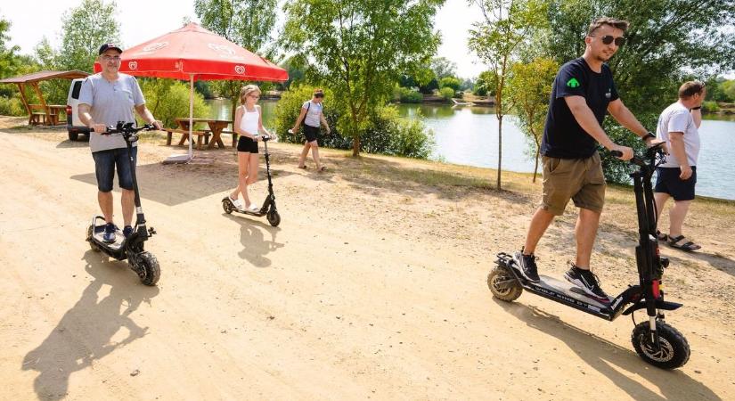 Menet közben kapott lángra az elektromos roller, egymás után gyulladnak ki