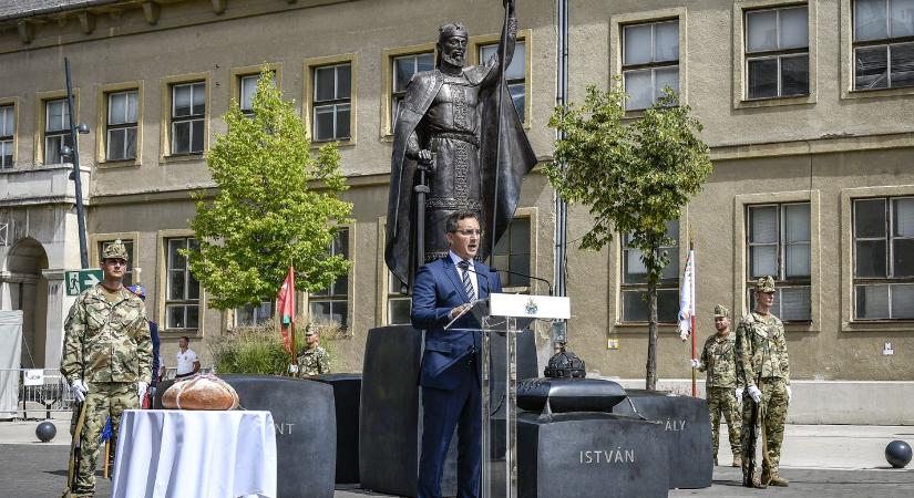 Papp László beszél István király szobránál