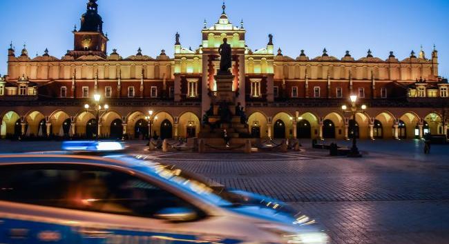 Lengyelországban őrizetbe vettek egy 17 éves ukrán tinédzsert, aki orosz megbízásból lengyel emlékműveket gyalázott meg