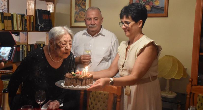 Karcag legidősebb lakosát, a 106 éves Irénke nénit köszöntötték, aki még ma is aktív életet él – galériával