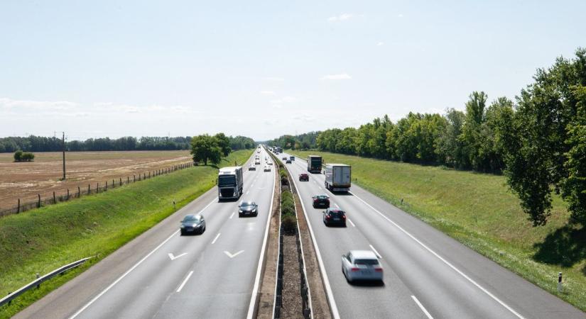 A forróságban várakoznak az autósok az M1-esen
