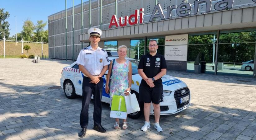 Megkapta jutalmát a győri rendőröktől és a kézilabdacsapattól a nyertes