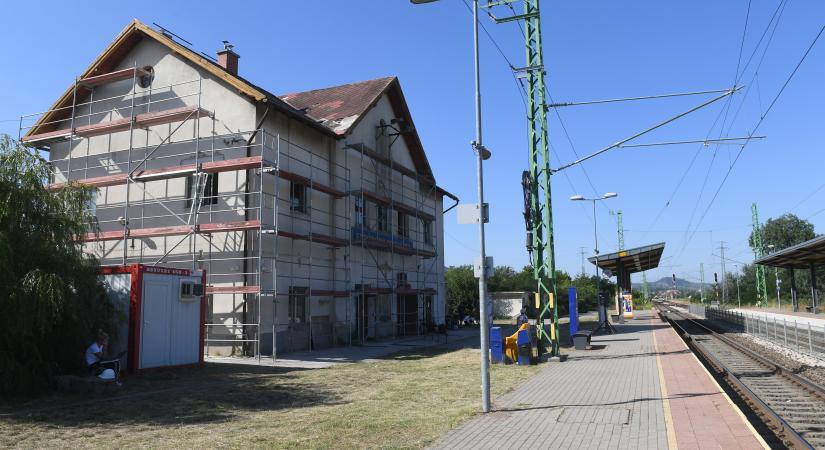 Esztergomban és Leányváron rajtolt el a MÁV állomásmegújítási programja