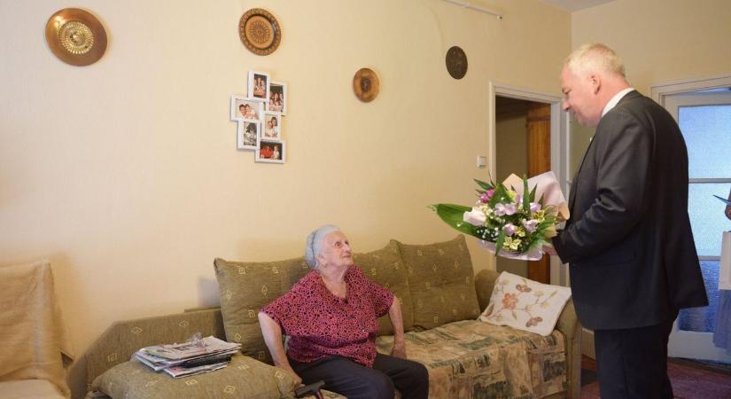 Kilencvenéves nénit köszöntöttek Hatvanban