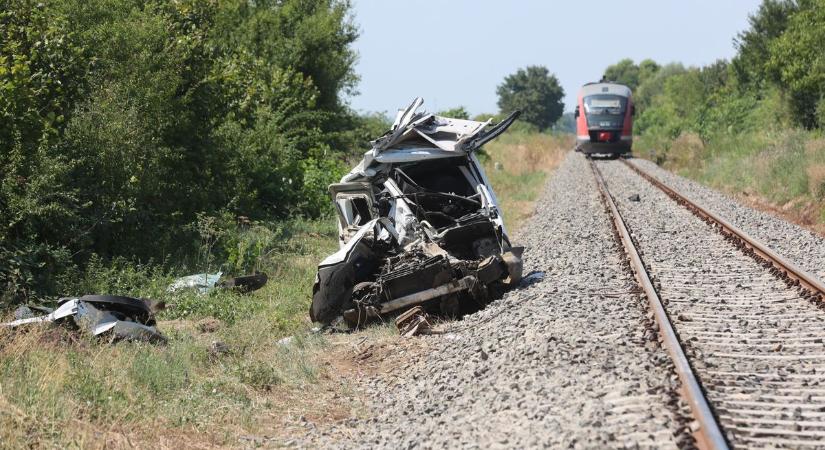 Kettévágta a vonat a furgont – megrázó fotók és videó a halálos baleset helyszínéről!