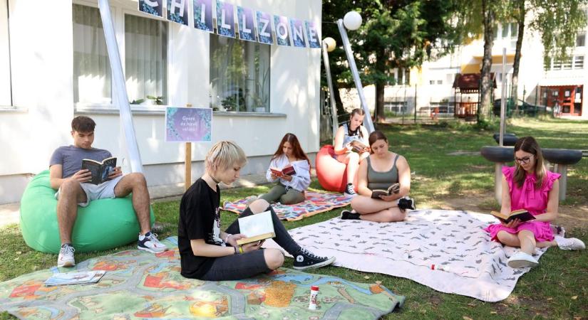Olvass és pihenj! Chill-zónát nyitott a könyvtár a hőségriadó alatt