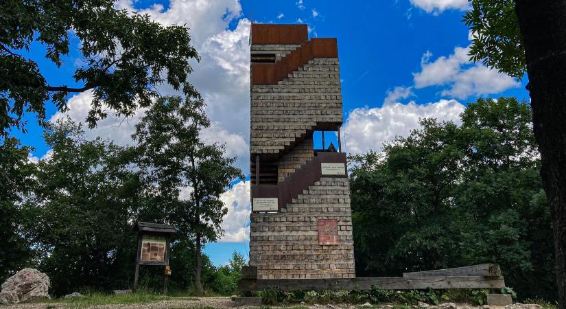 Elbontják a Dévényi Antal-kilátót a piliscsabai Nagy-Kopasz-hegyen