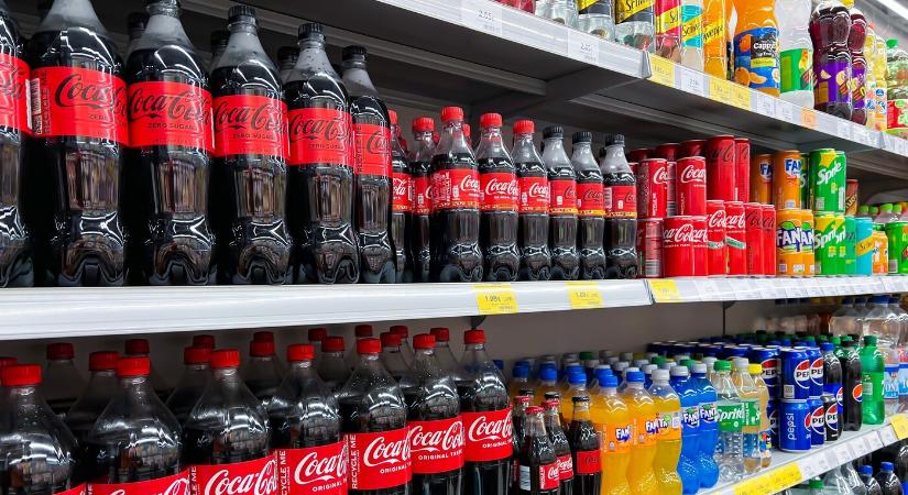 Lassacskán olcsóbb lesz az alkohol, mint a kóla? Drasztikusan emelkedett az üdítőitalok ára