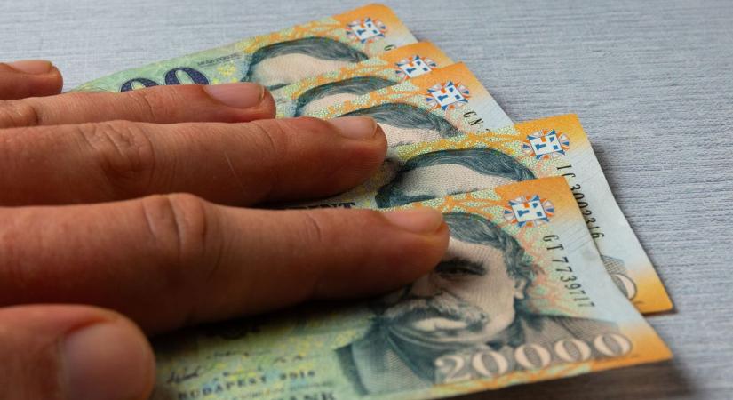 Olcsóbbodott az euró, benézett 395 forint alá is, a dollár viszont drágul