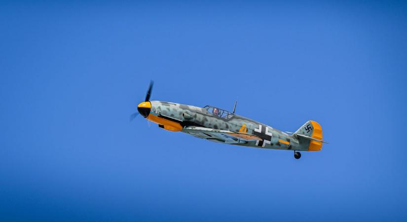Messerschmitt Sopron kék egén - Repülővel tisztelegtek a hős katona előtt - fotók