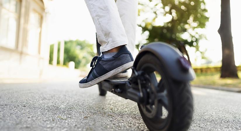 Rájár a rúd a rollerekre, egymás után gyulladnak ki