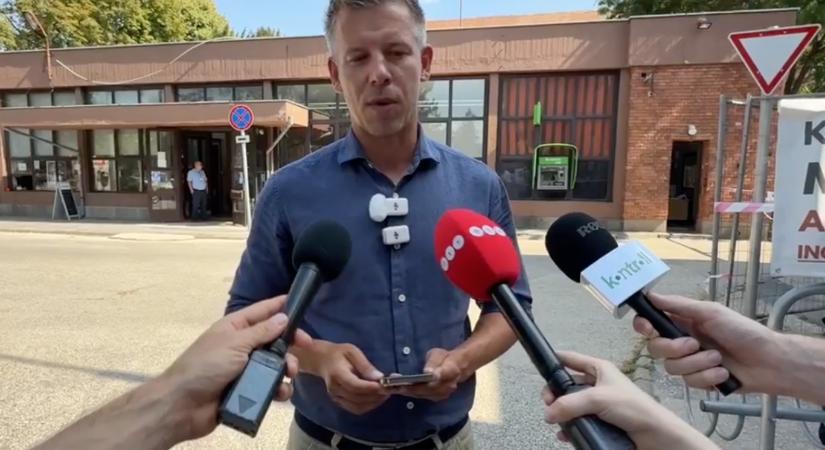 Magyar Pétert beengedték a székesfehérvári kórházba, és részletesen válaszoltak a kérdéseire a fertőzött vízről és az elmúlt napok botrányairól