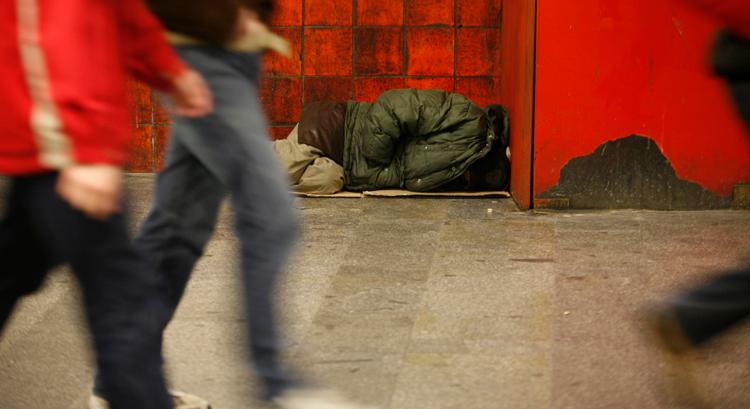 Életveszélyben vannak a hajléktalanok a járókelők nélkül