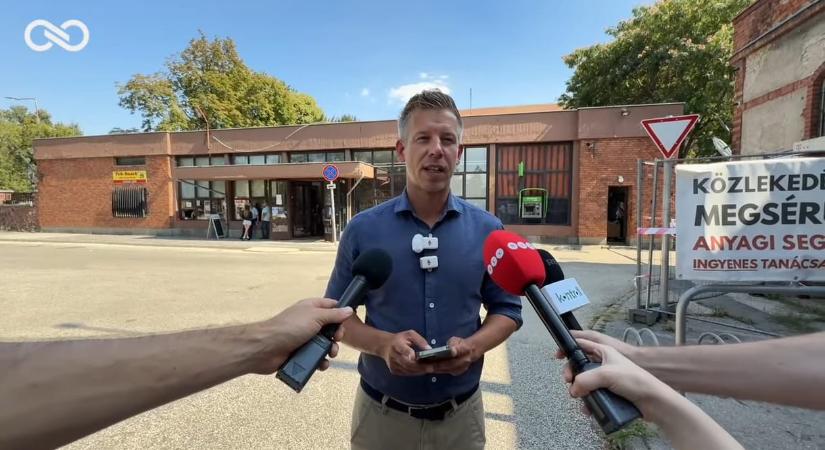 Magyar Péter a székesfehérvári kórháznál: Egyetlen vezető politikus sem járt a szülészeten, amióta fertőzött a víz, az államtitkár pedig nyaral