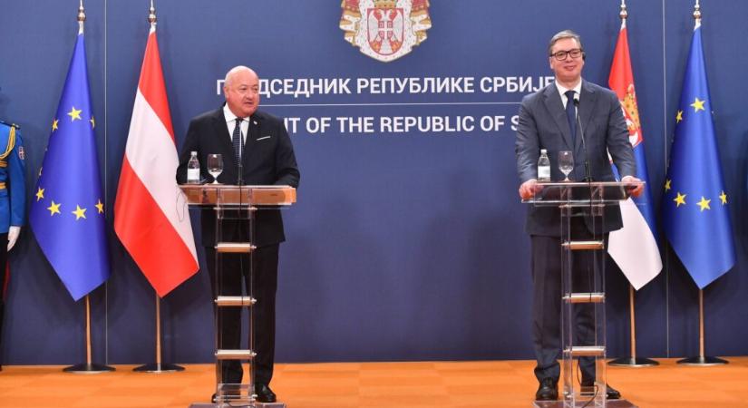 Egy újságírói kérdésre adott válaszával Vučić megdöbbentette az osztrák kancellárt