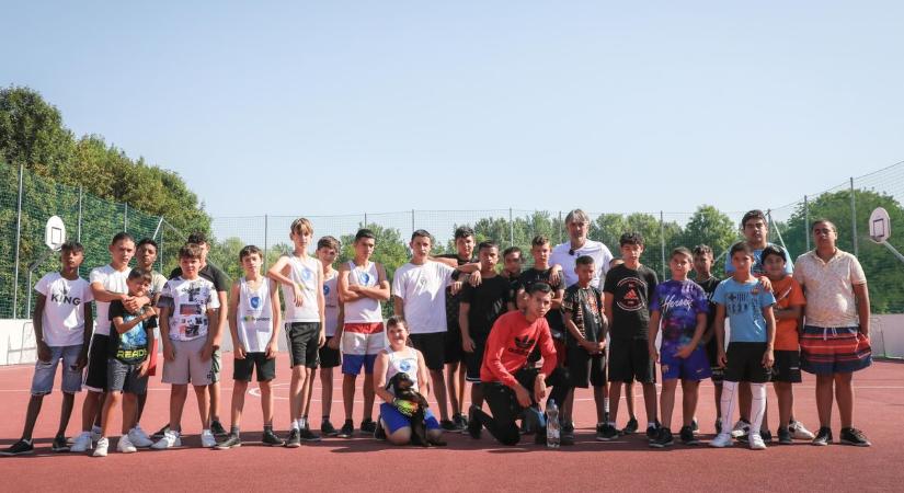 ,,A futball összeköti a gyerekeket”– Lipcsei Péter hátrányos helyzetű gyerekeknek szurkolt Perén (fotók, videó)