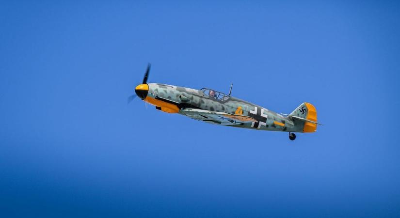 A káldi erdőben lezuhant hős pilóta emlékére tűnt fel az égen egy Messerschmitt - fotó