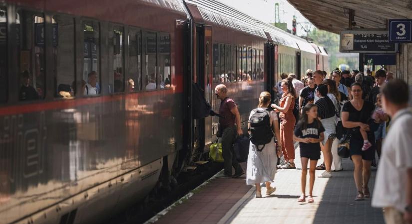 Ingyen osztják a vizet a buszpályaudvaron és a vasútállomáson is a brutális hőségben Szolnokon