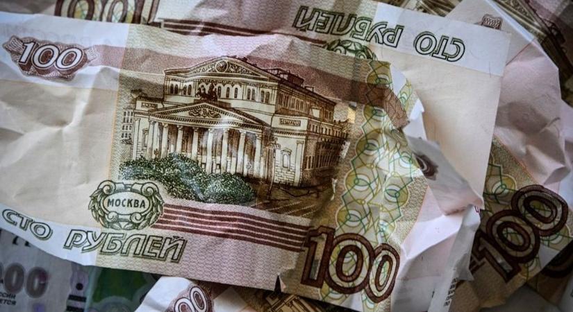 Ez már sok az oroszoknak is: menekítik ki a pénzüket a bankokból, tartalékra kell a rubel – és ki érte ezt el?